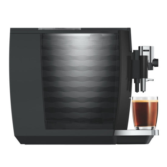 JURA E8 Piano Black (ED) preparând un lungo